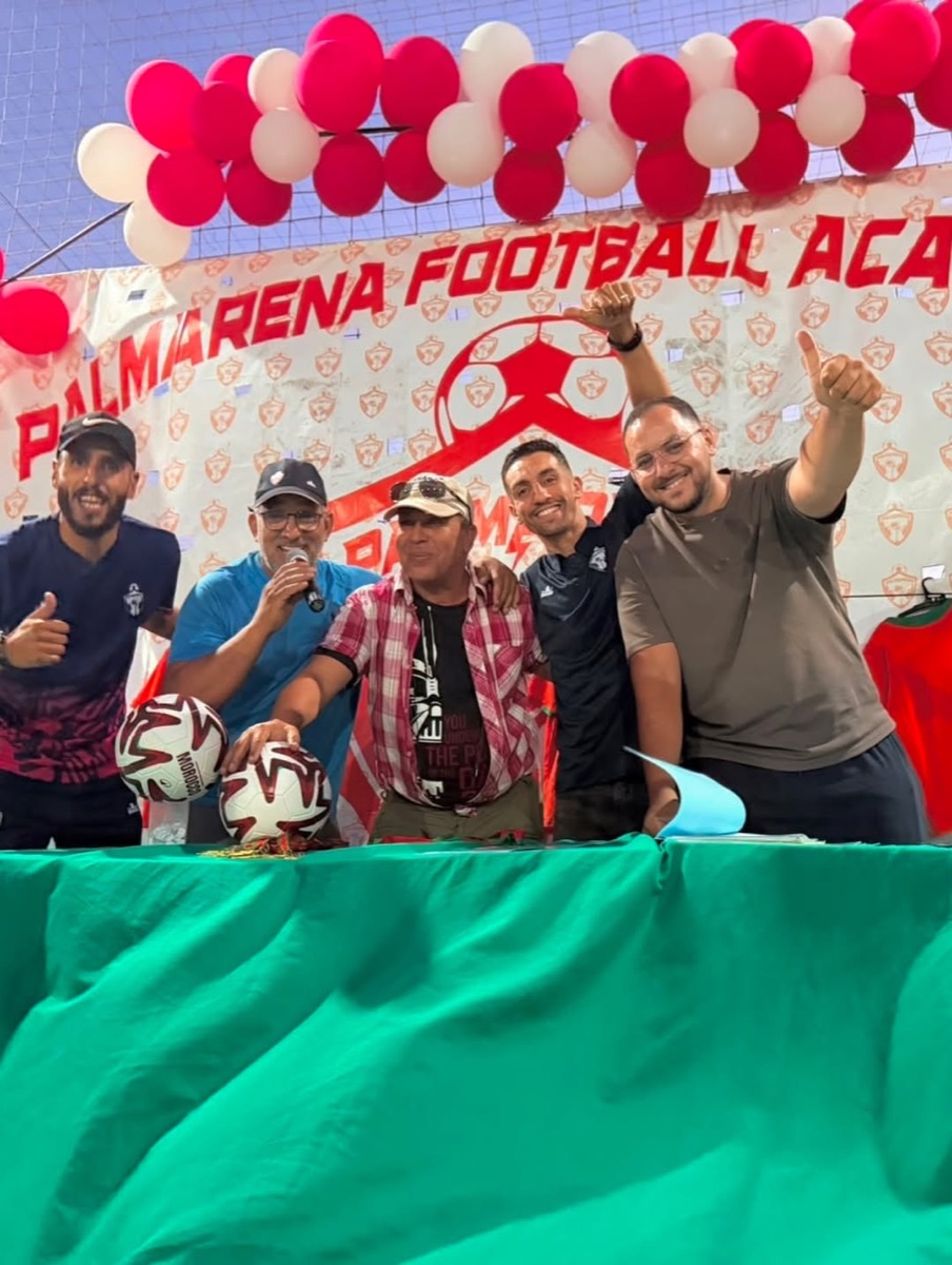 Les éducateurs et responsables de la Palmarena Football Academy, réunis lors de la cérémonie de clôture